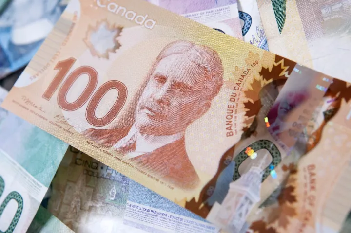 گران شدن دلار کانادا و تأثیر جدی بر هزینه‌های مهاجرت ایرانیان